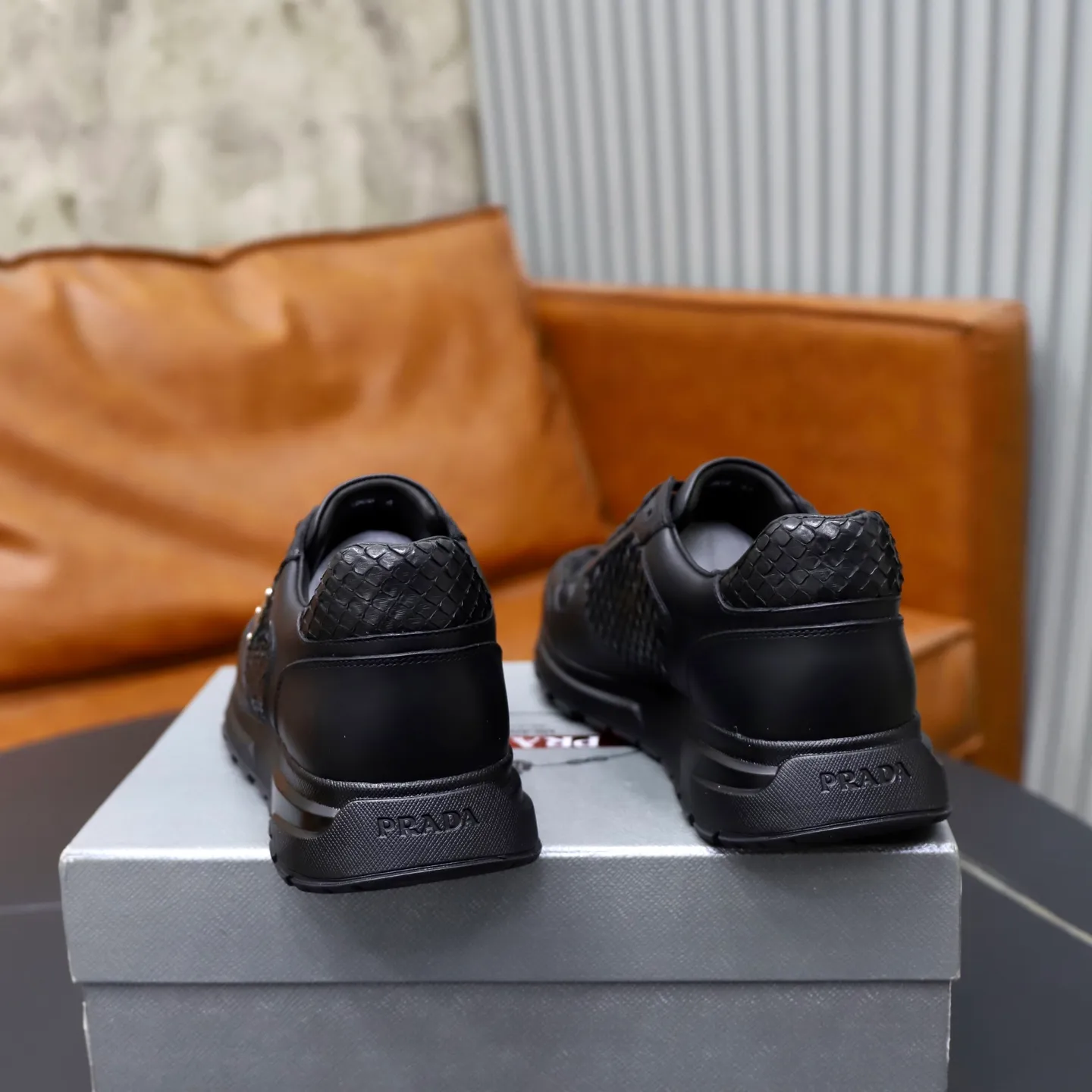 Factory price: 600💰Cow leather lining Brand: PRADA (Prada) Standard code: Men's size 38/44 (45 can be customized) Grade: Same as the official website Material: Original cowhide splicing imported cowhide lining Original combination two-color wear-resistant soft outsole Style category: Leisure and sports version Young fashion European and American trend British style Color: Real picture color